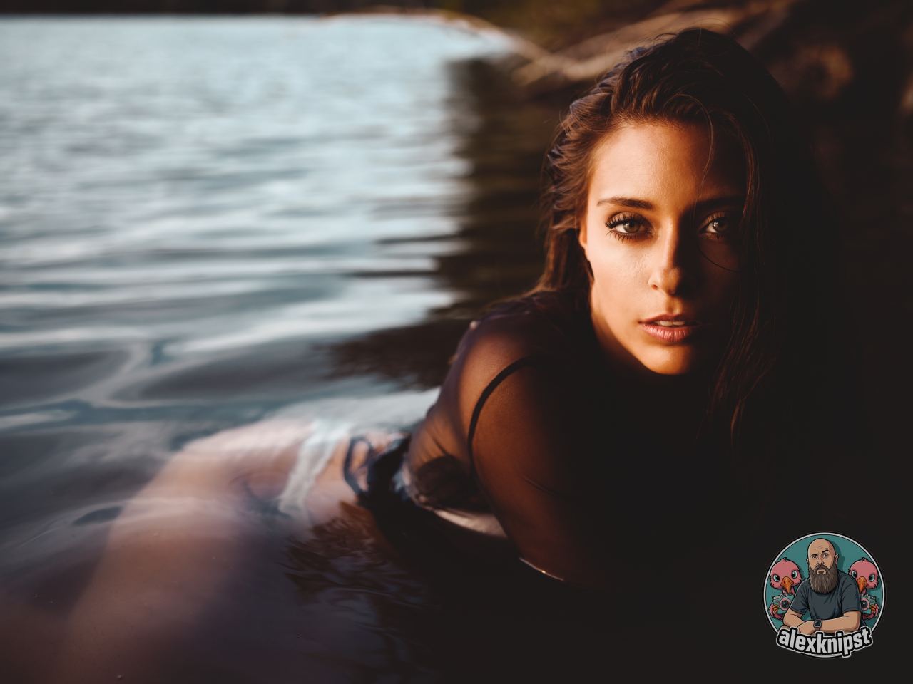 Sinnliches Porträt am Seeufer im goldenen Abendlicht, Frau mit nassem Haar halb im Wasser. Editorial-Fotografie, Freiburg